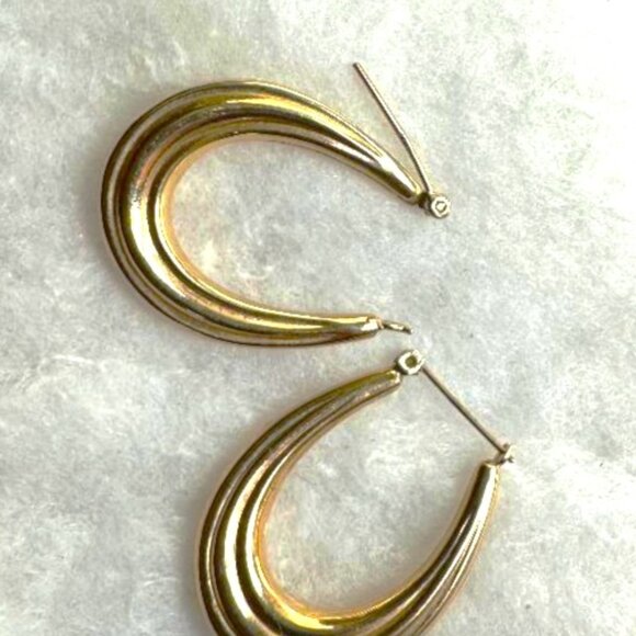 14kt Yellow Gold Oval Hoop Earrings - Picture 1 of 2
